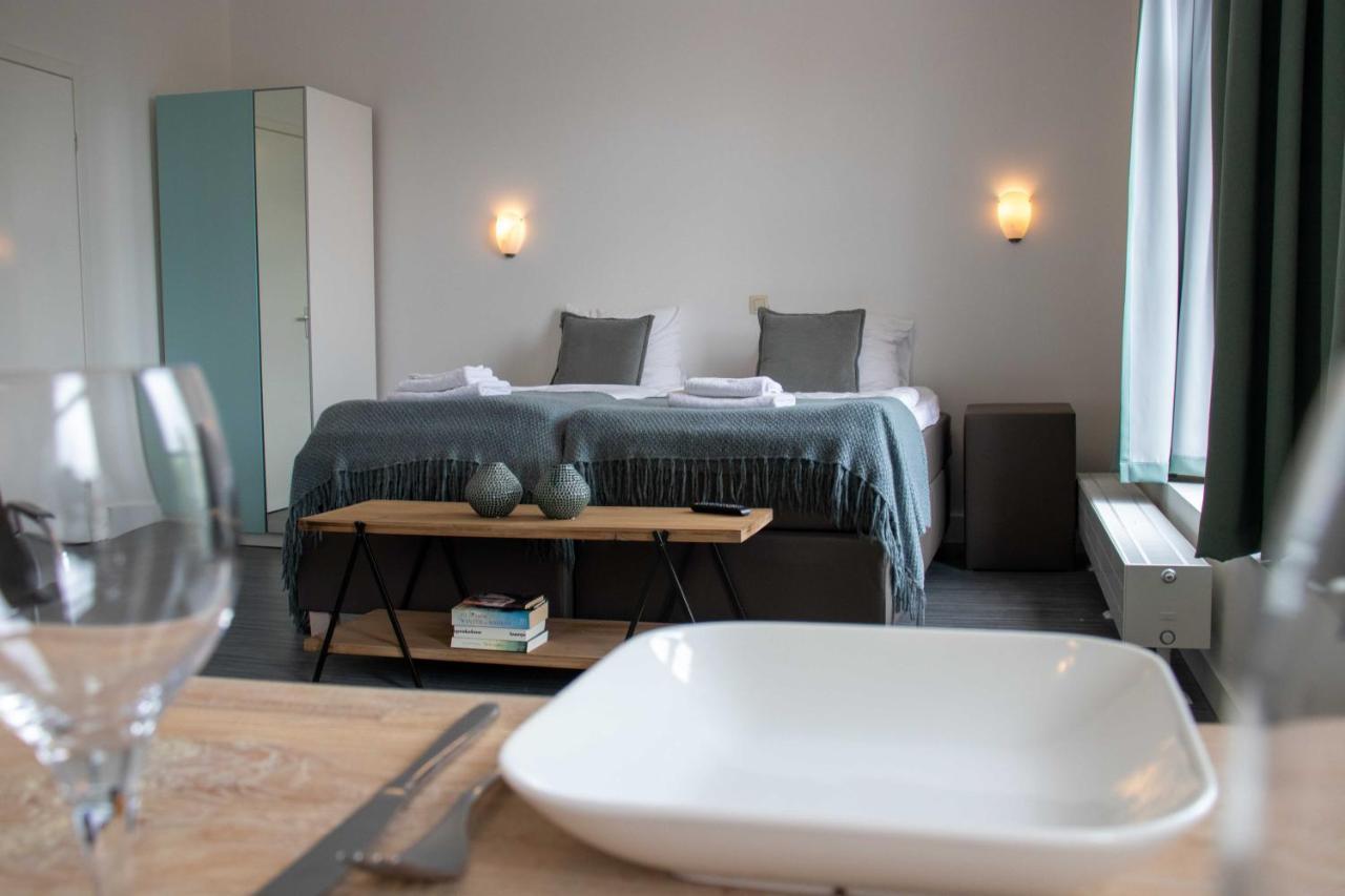 The Town Hotel Studios Appartments Zuidzande Екстериор снимка